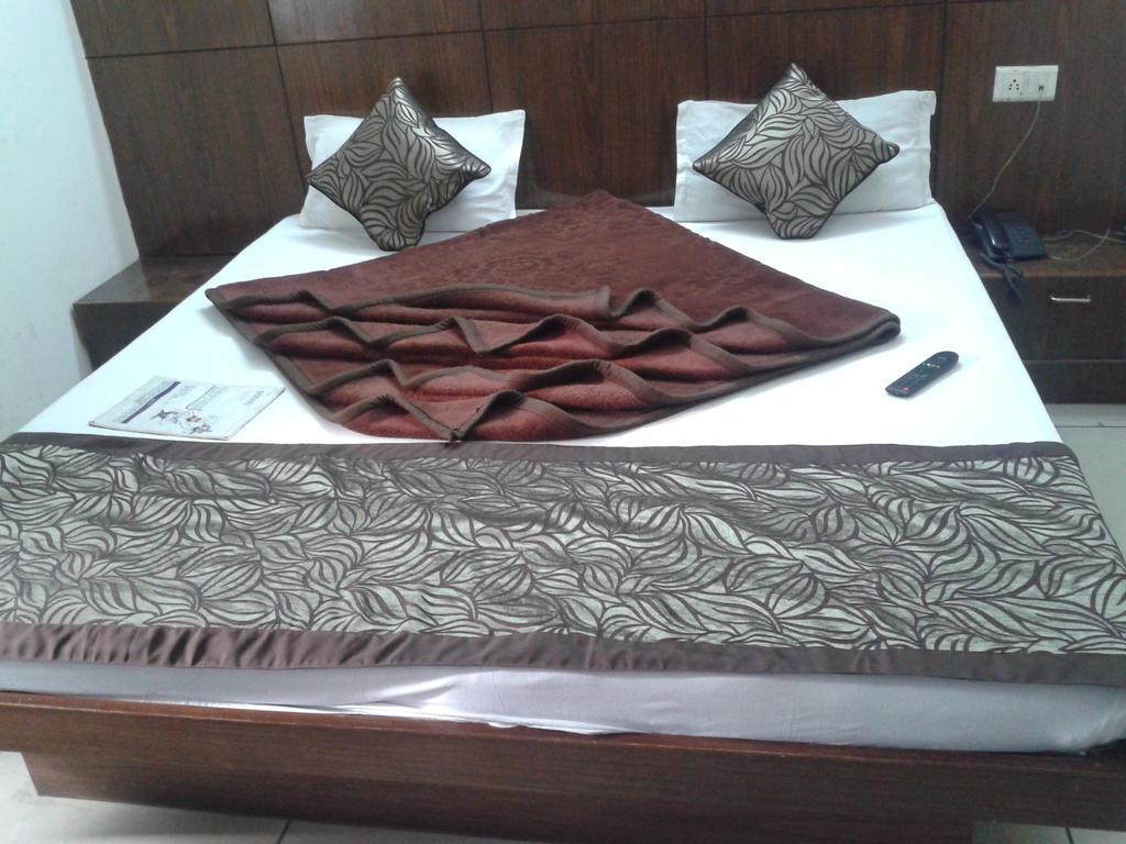 Hotel Surya Plaza New Delhi Luaran gambar