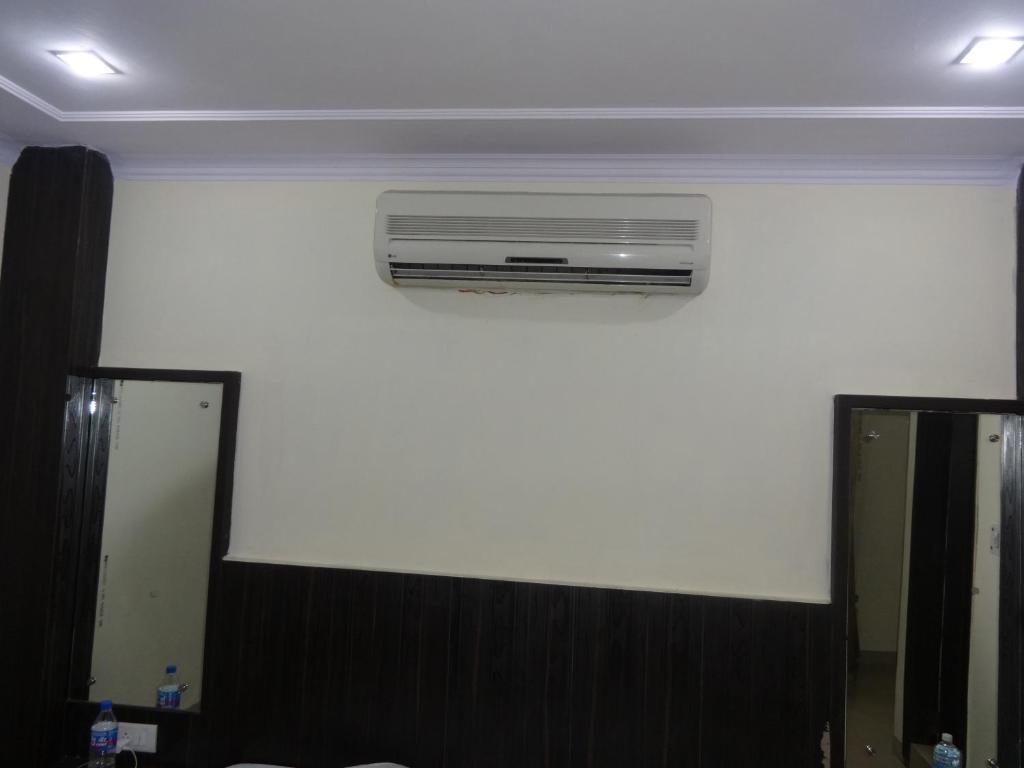 Hotel Surya Plaza New Delhi Luaran gambar