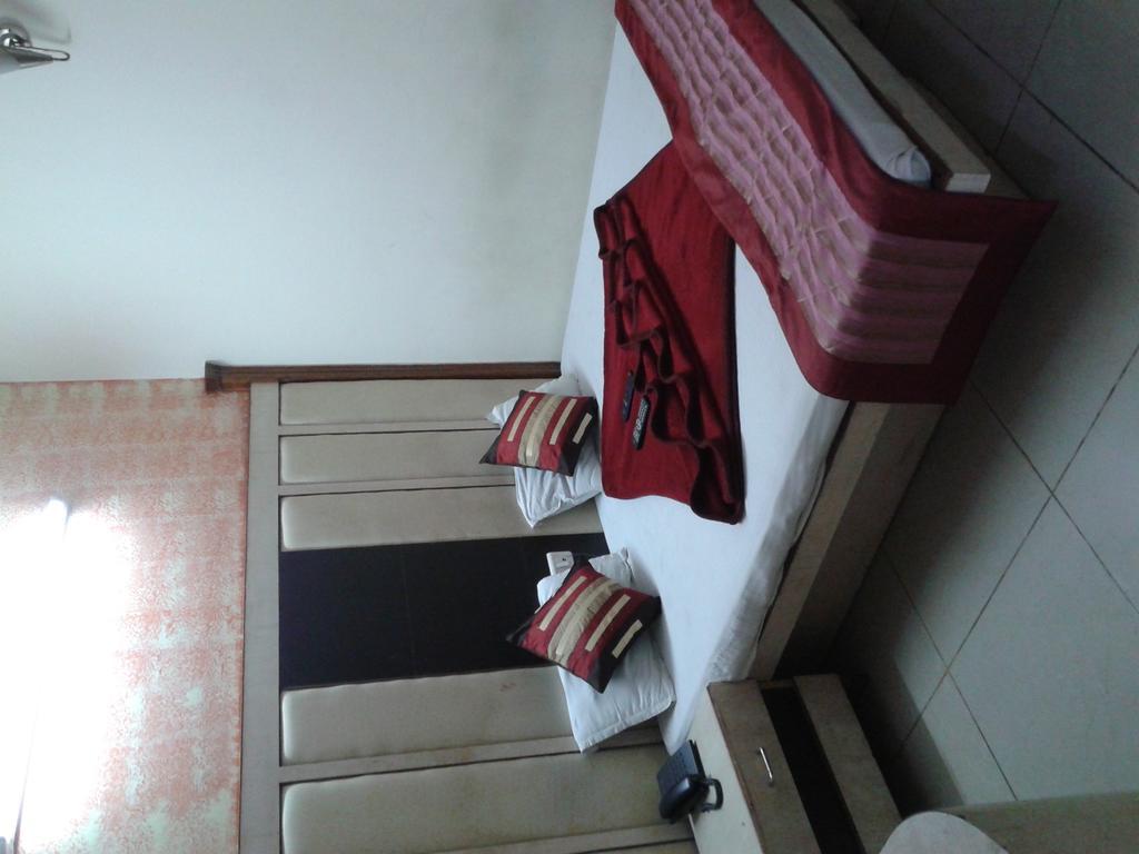 Hotel Surya Plaza New Delhi Luaran gambar