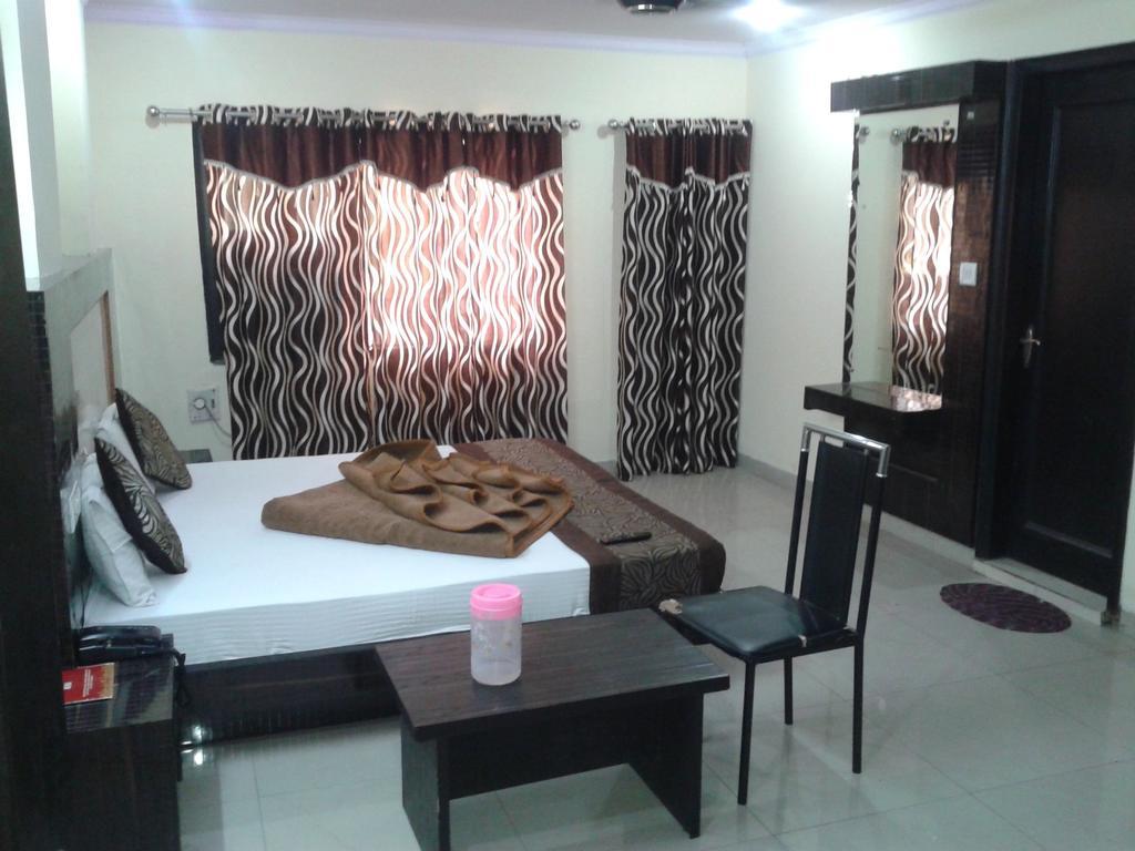 Hotel Surya Plaza New Delhi Luaran gambar